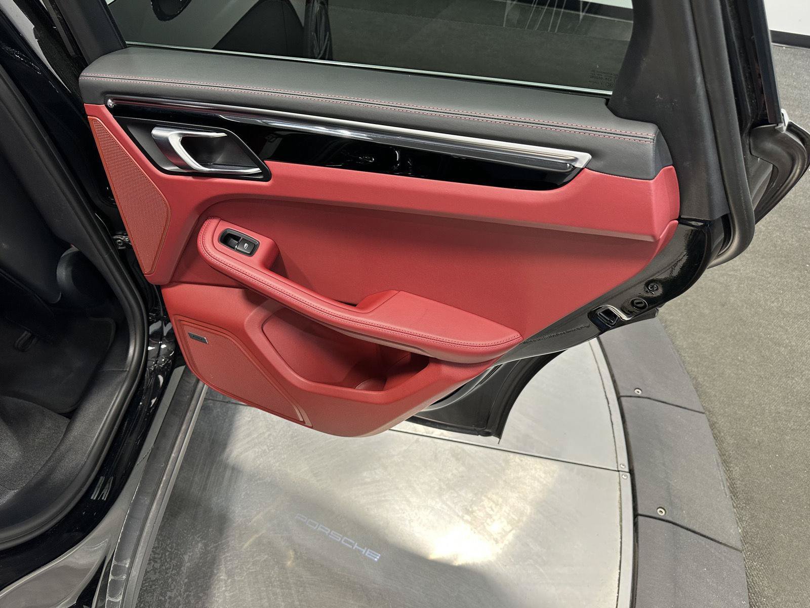 Used 2022 Porsche Macan AWD/4WD image 39