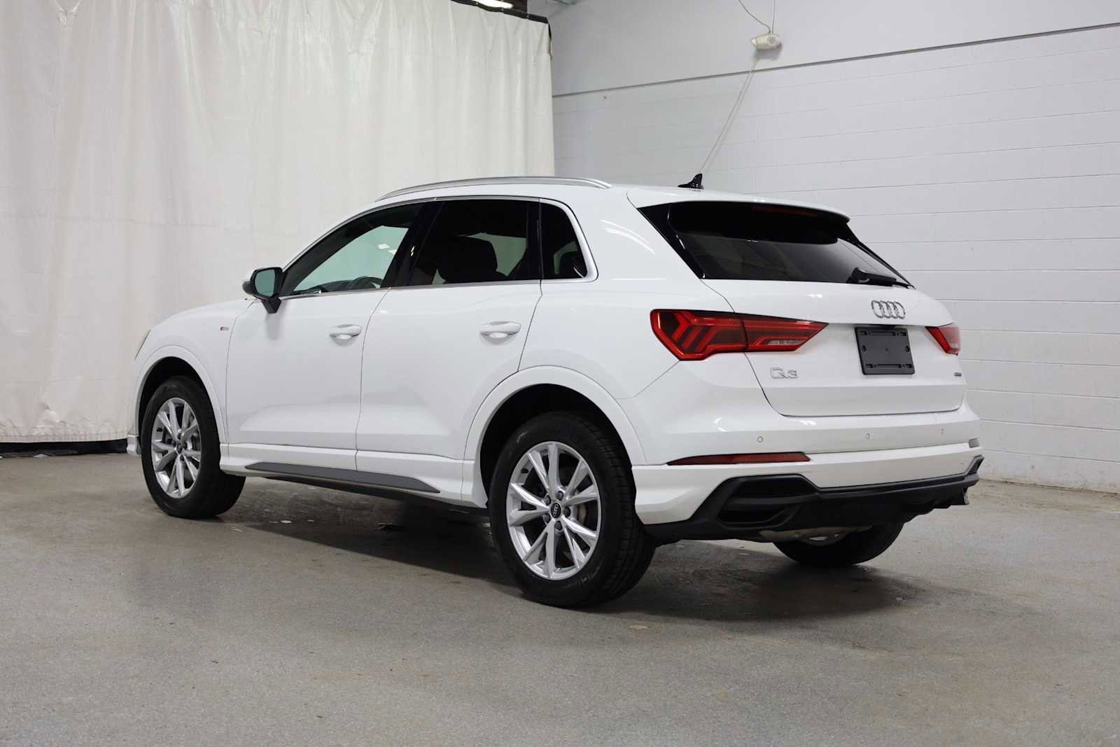 Used 2023 Audi Q3 2.0T Premium w/ Convenience Package image 3