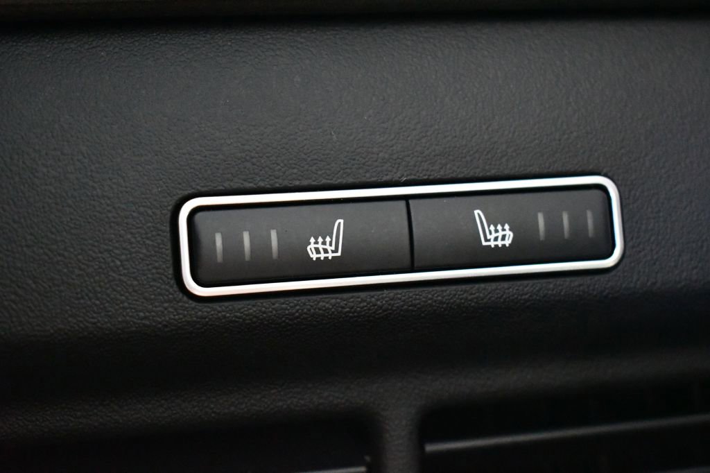 Used 2019 Land Rover Range Rover Evoque SE Premium image 29