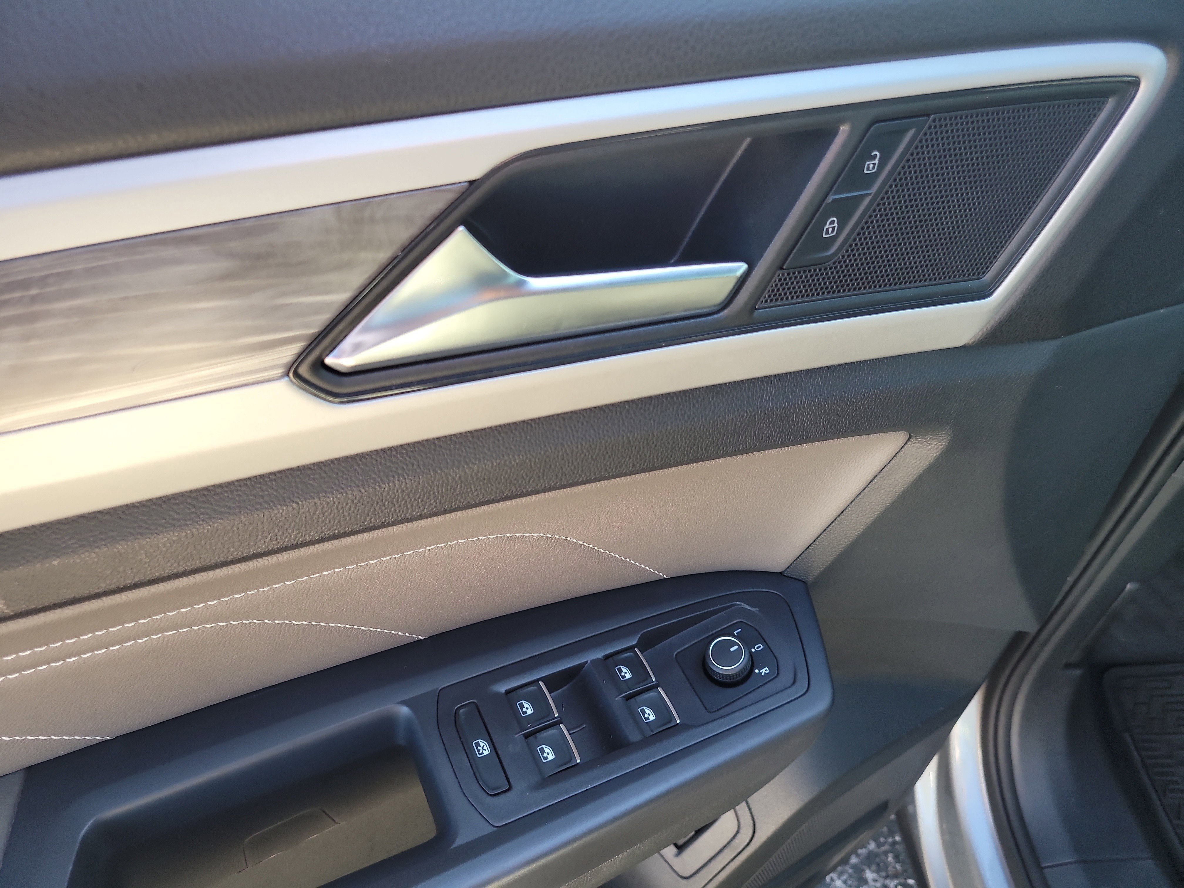 Used 2021 Volkswagen Atlas Cross Sport SE image 19