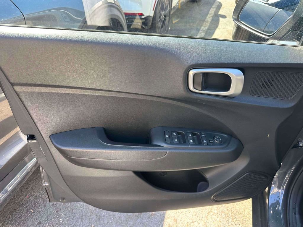 Used 2023 Hyundai Venue SEL FWD image 13