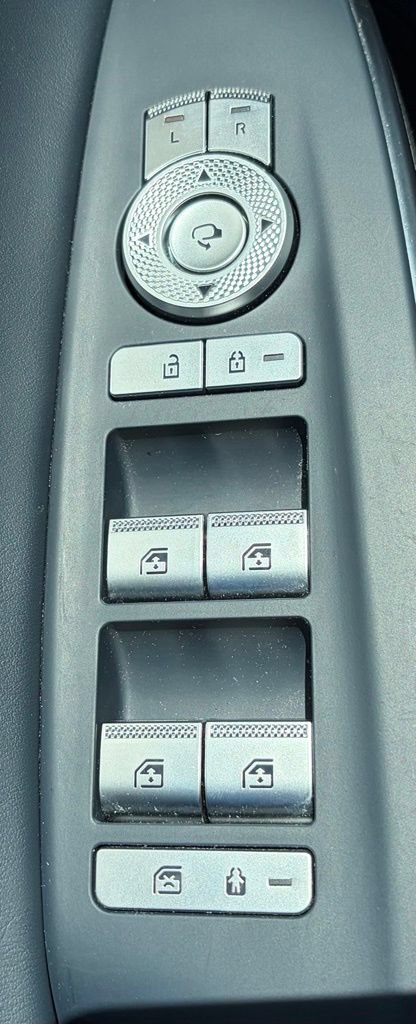 Certified 2025 Genesis GV70 3.5T Sport AWD/4WD image 17