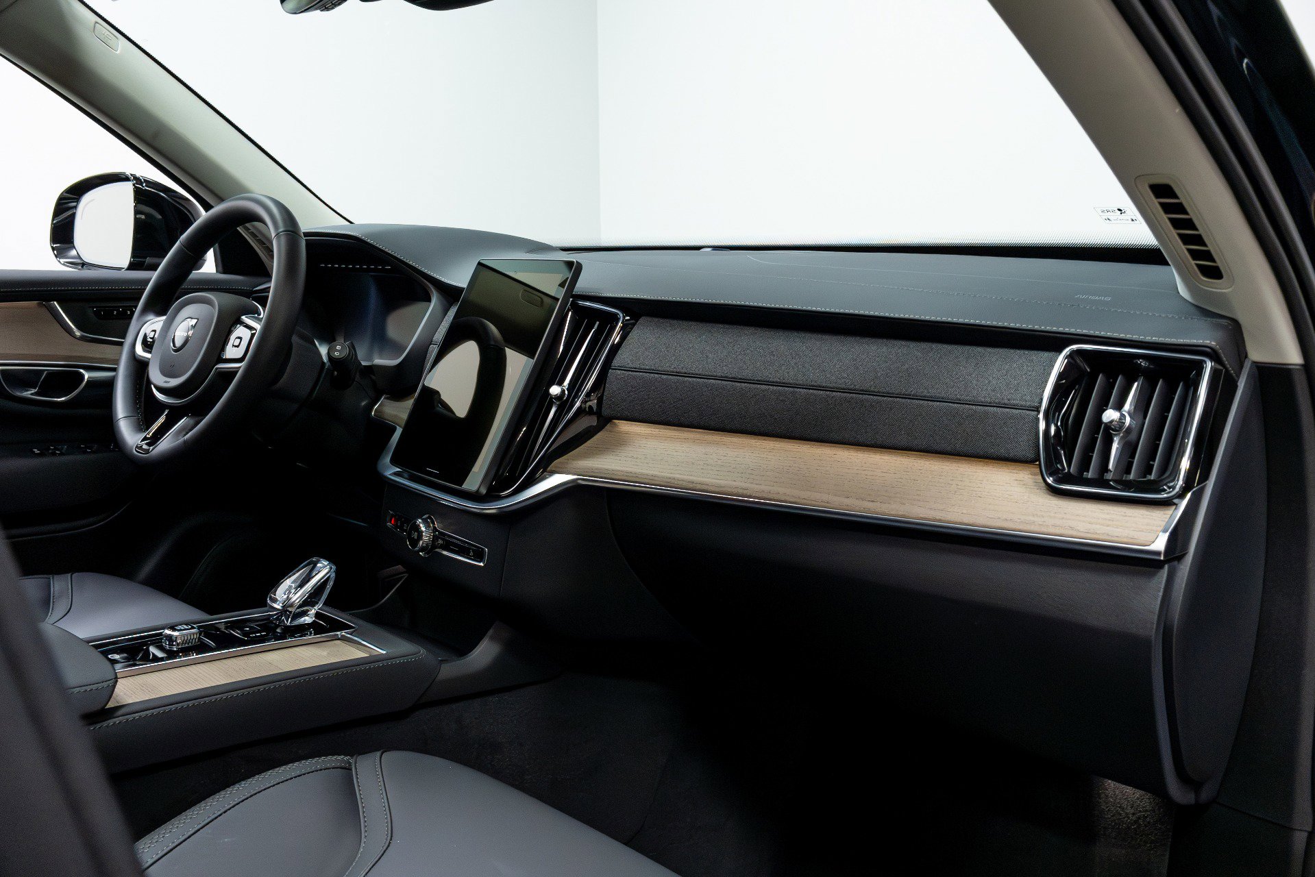 Used 2025 Volvo XC90 B6 Plus image 25