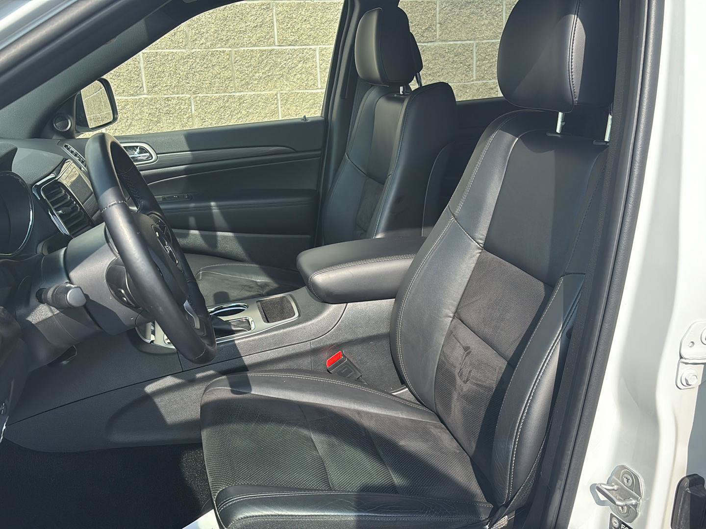 Used 2022 Jeep Grand Cherokee Laredo X AWD/4WD image 5