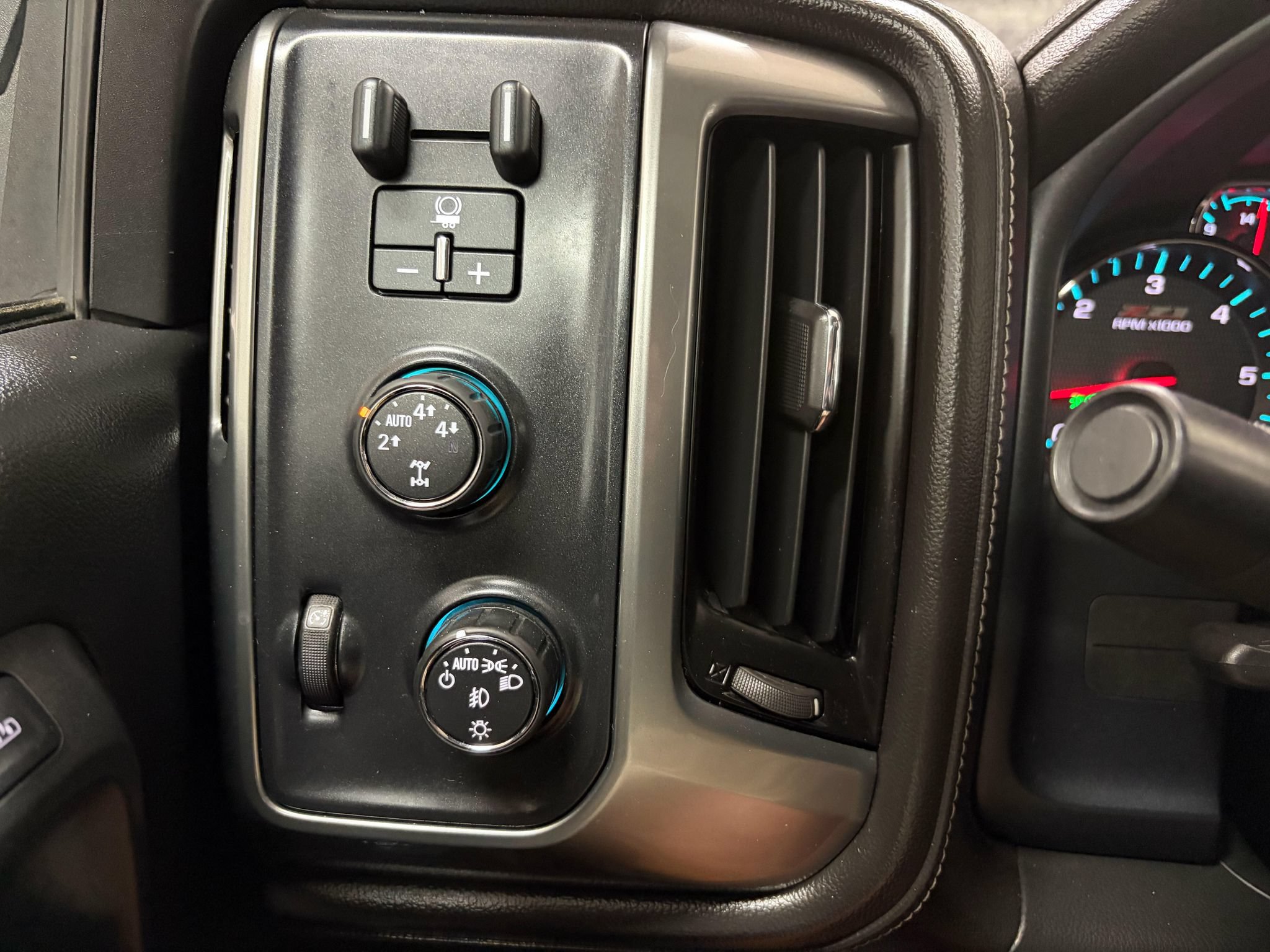 Used 2015 Chevrolet Silverado 1500 LTZ Z71 w/ LTZ Plus Package AWD/4WD image 17
