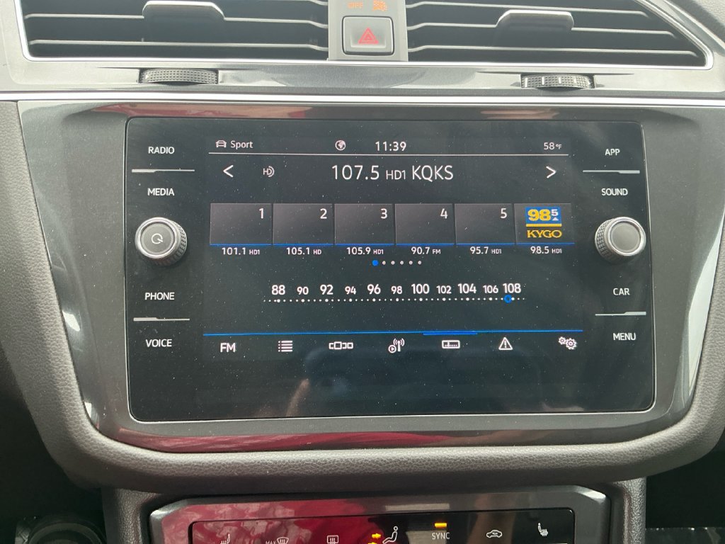 Used 2024 Volkswagen Tiguan SE w/ Panoramic Sunroof Package AWD/4WD image 19