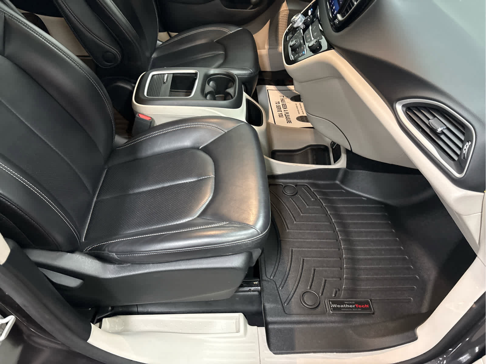 Used 2023 Chrysler Pacifica Touring-L image 34