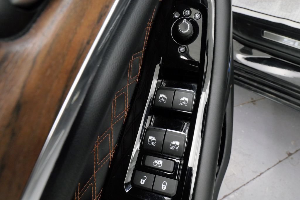 Used 2021 Jeep Grand Cherokee L Summit w/ Luxury Tech Group V AWD/4WD image 13