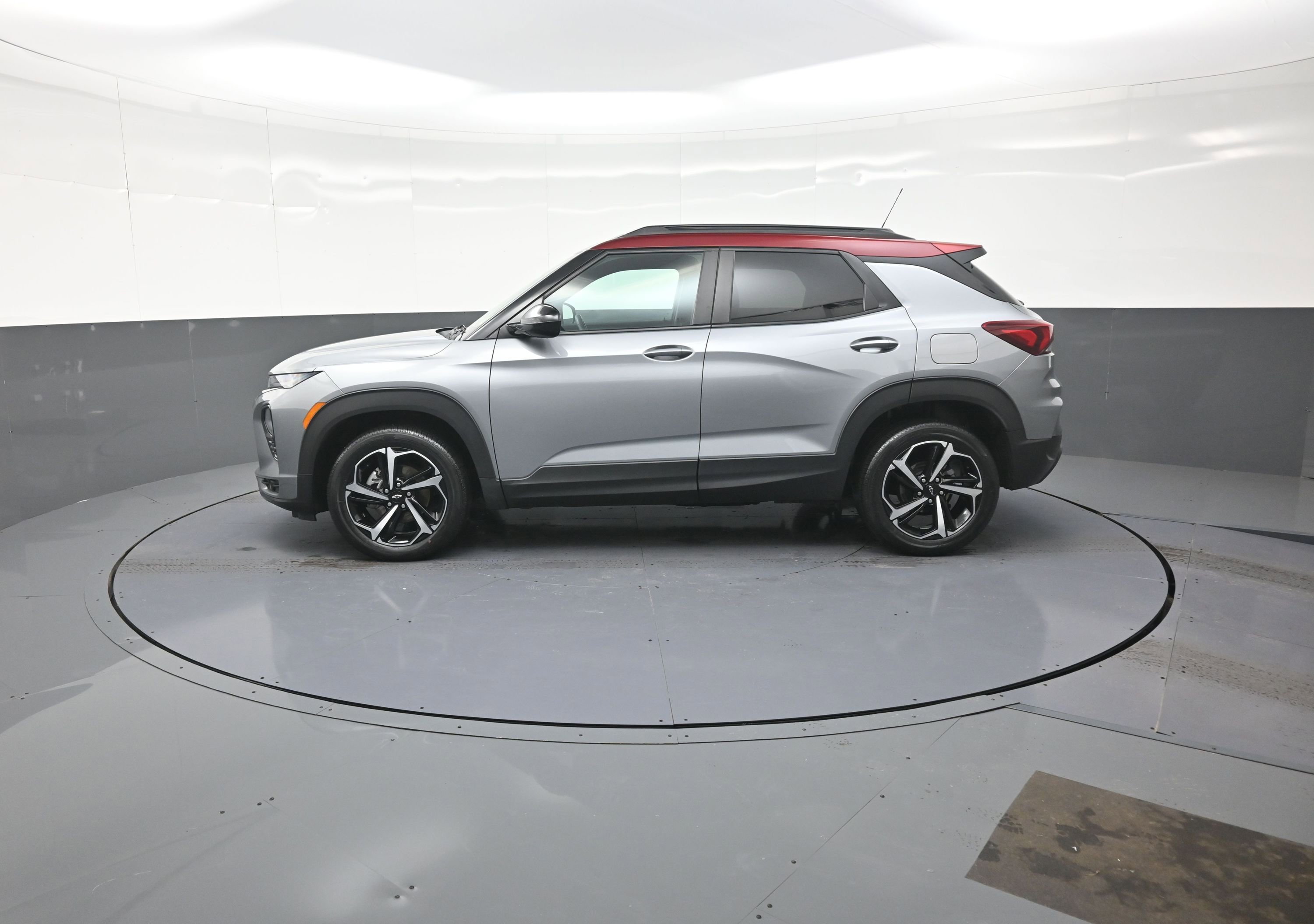 Used 2023 Chevrolet TrailBlazer RS w/ Sun and Liftgate Package image 2