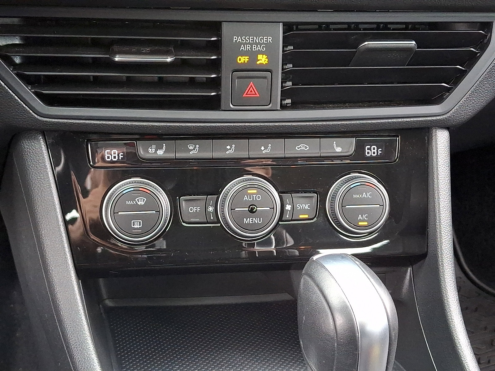 Used 2020 Volkswagen Jetta SE w/ SE Cold Weather Package image 16