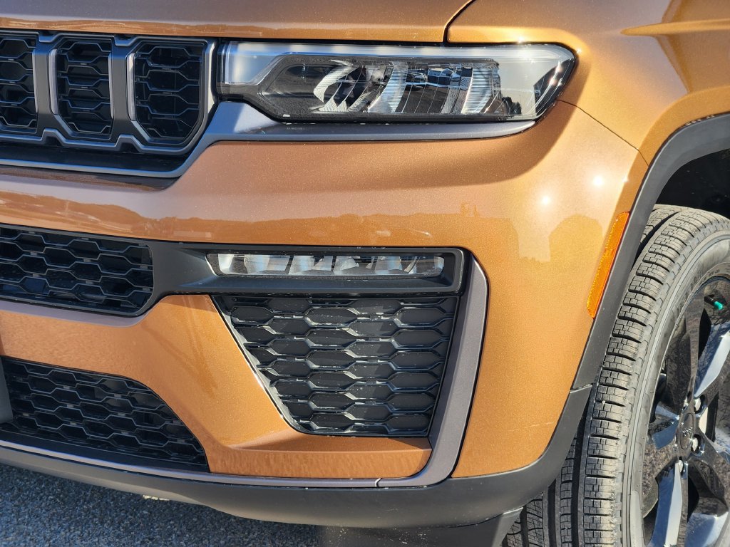 New 2026 Jeep Grand Cherokee L Limited w/ Limited Altitude Package AWD/4WD image 6