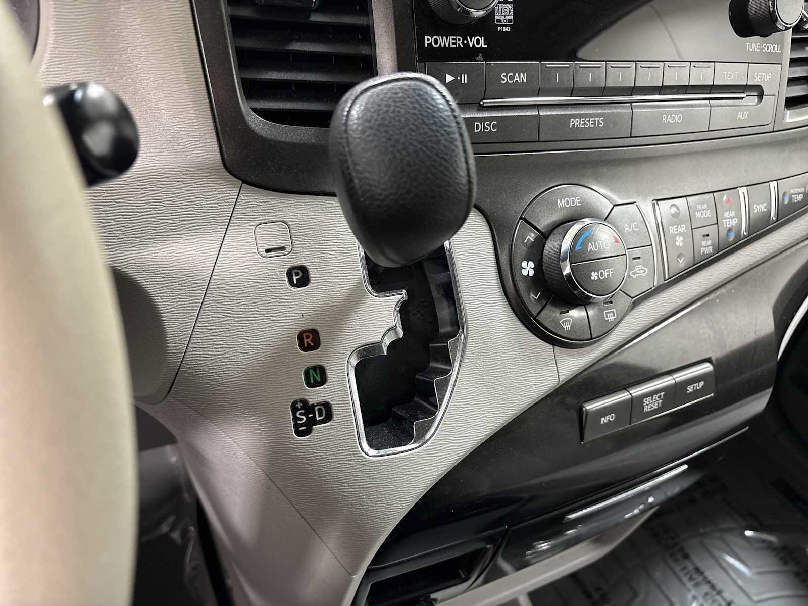 Used 2014 Toyota Sienna LE FWD image 21