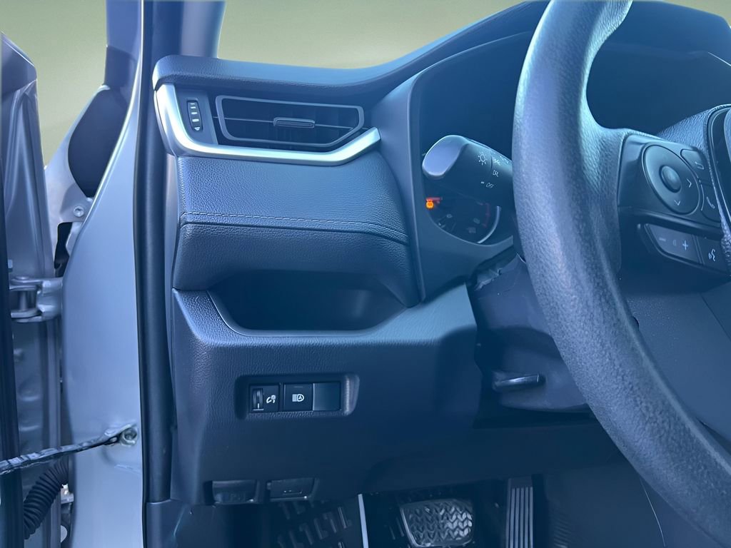 Used 2019 Toyota RAV4 LE image 9