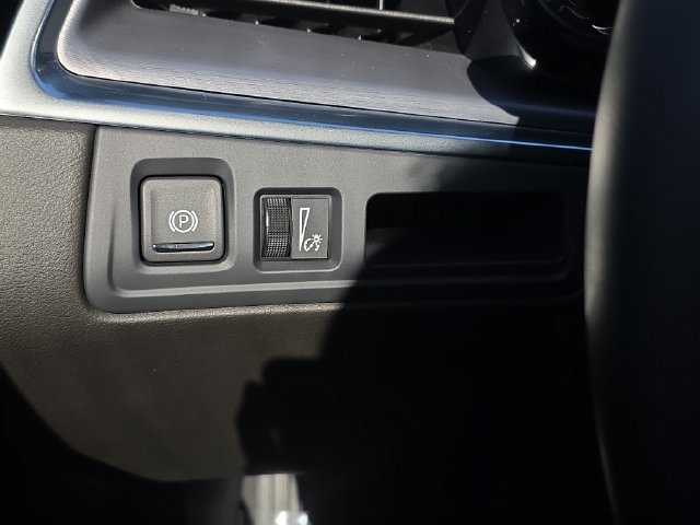 Certified 2024 Cadillac XT5 Luxury w/ LPO, Floor Liner Package AWD/4WD image 26