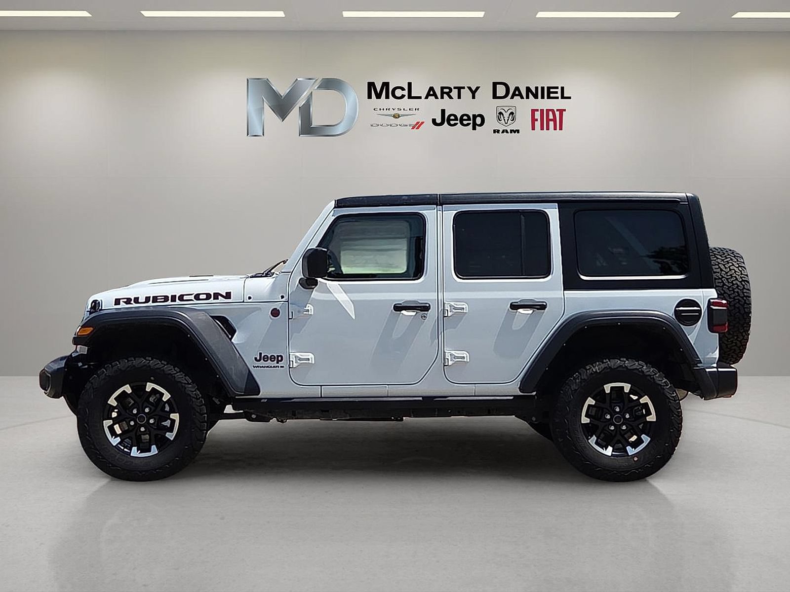 Used 2025 Jeep Wrangler Unlimited Rubicon AWD/4WD image 3