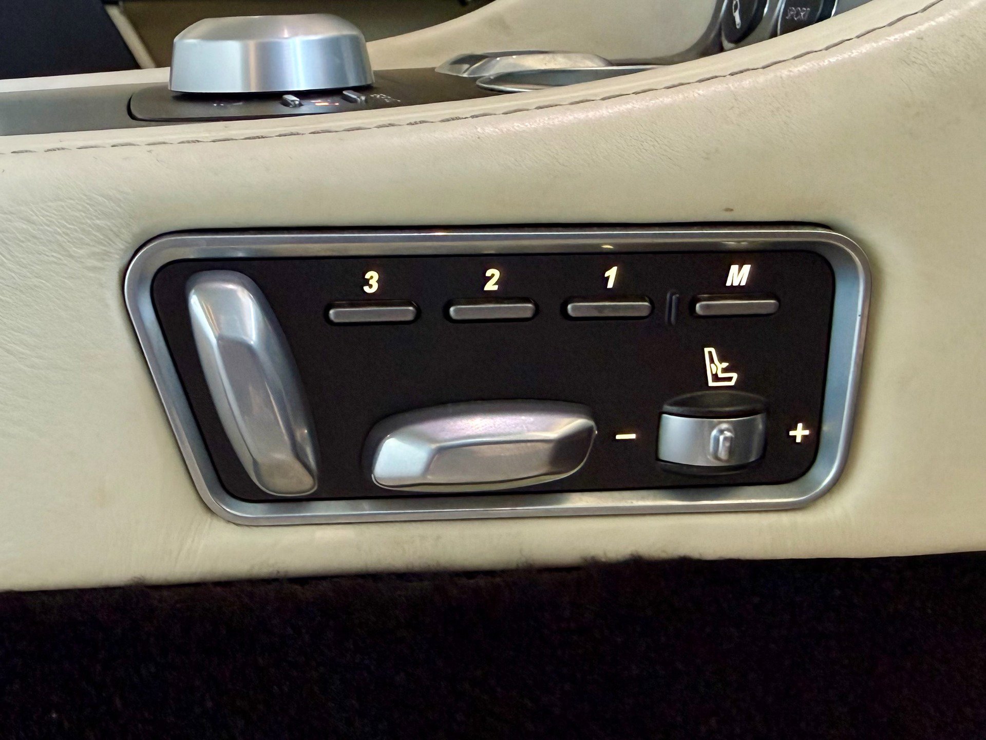 Used 2011 Aston Martin Rapide Luxe image 37