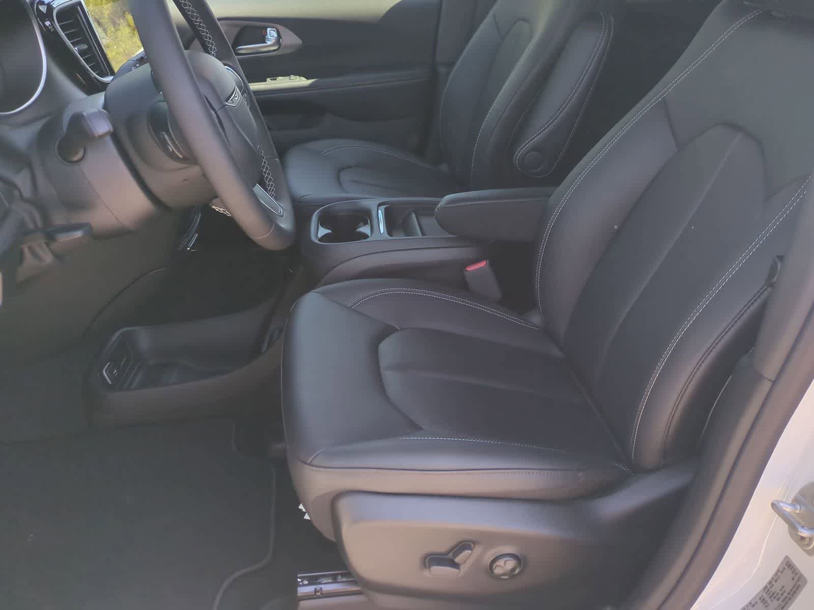 New 2027 Chrysler Pacifica Select FWD image 16