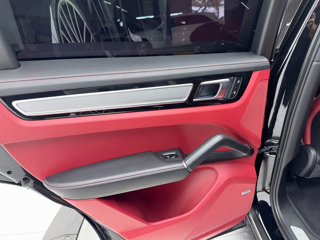 Used 2023 Porsche Cayenne Platinum Edition image 38