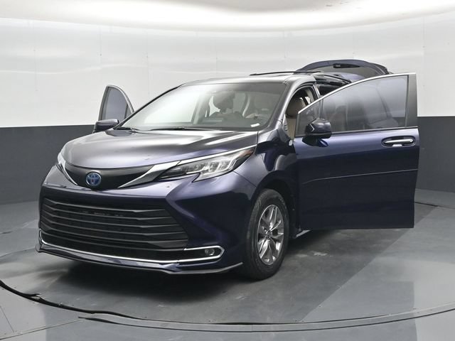 Used 2023 Toyota Sienna XLE FWD image 60