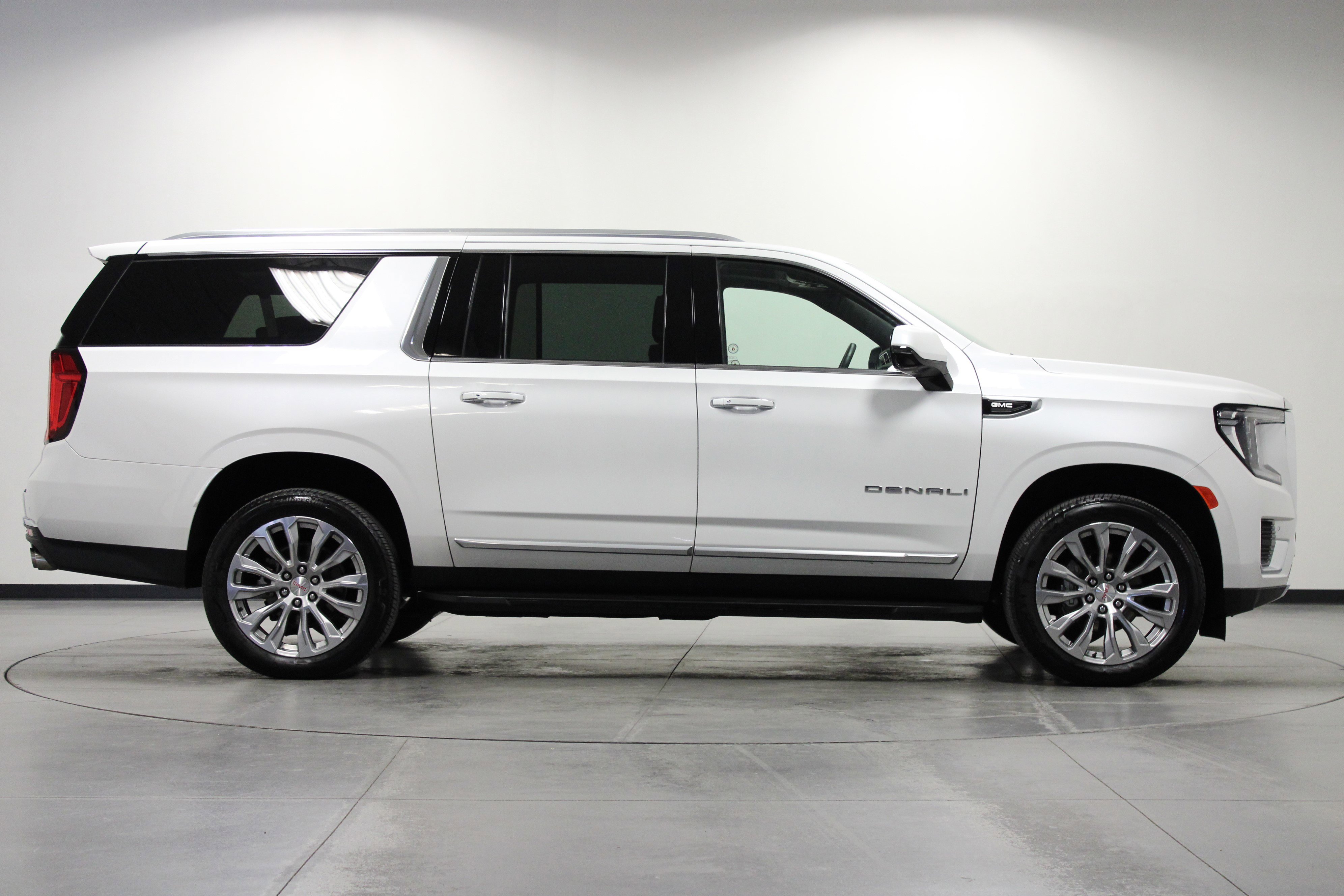 Used 2024 GMC Yukon XL Denali image 3