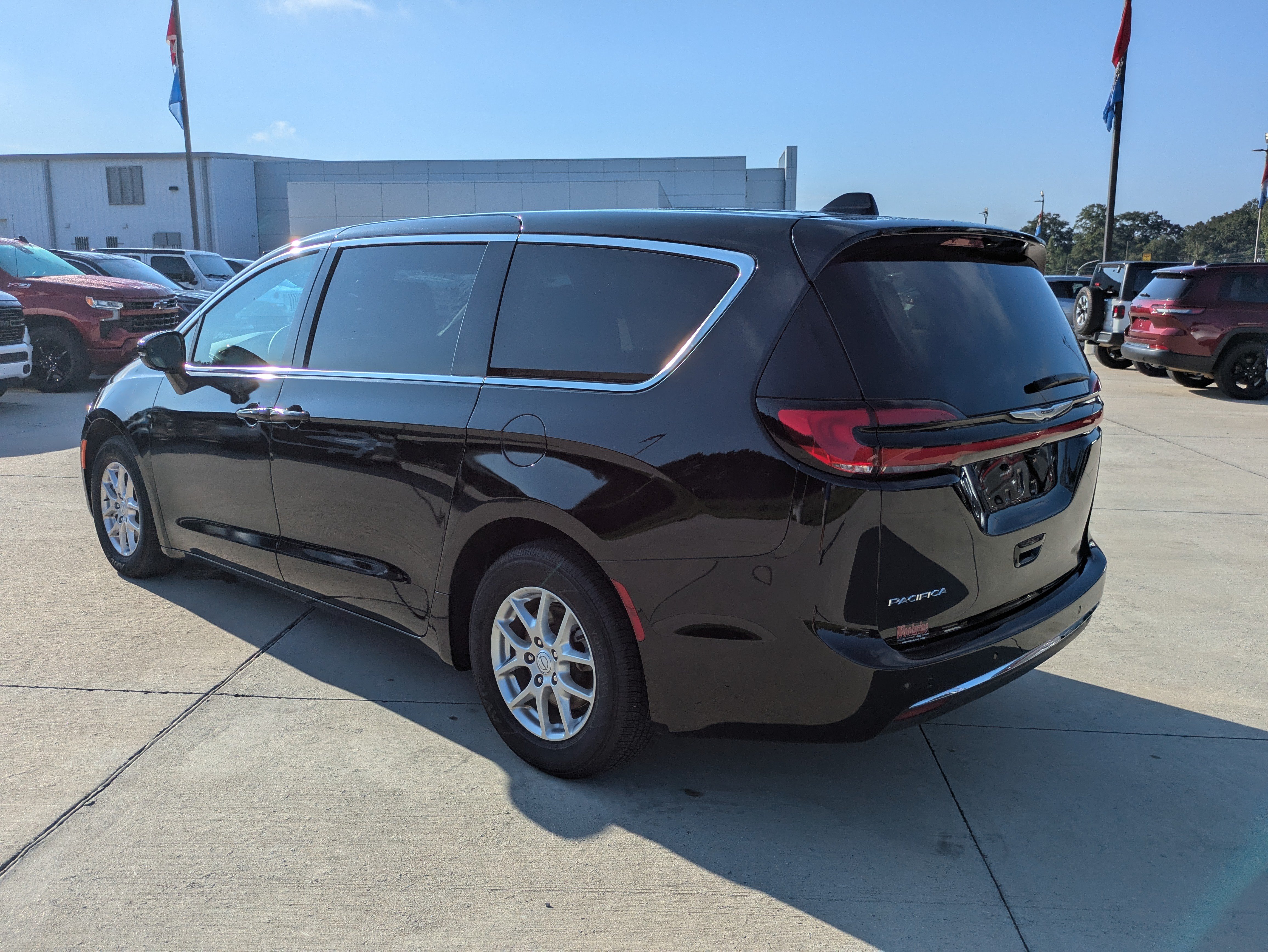 Used 2026 Chrysler Pacifica Select FWD image 3