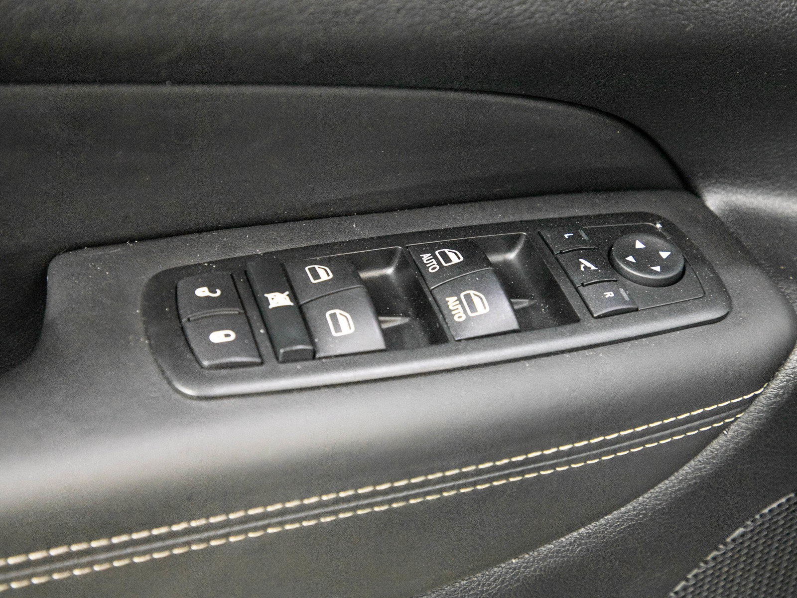 Used 2015 Jeep Grand Cherokee Overland w/ Advanced Technology Group AWD/4WD image 21