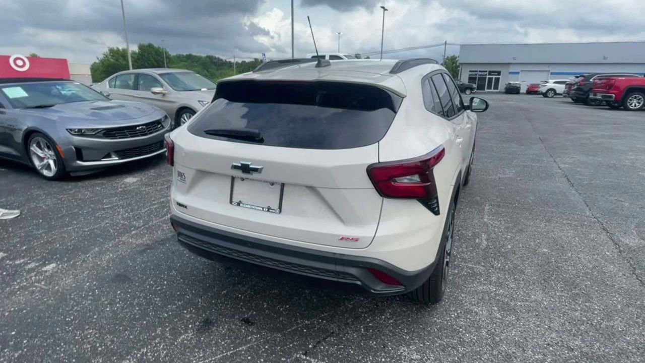 Used 2026 Chevrolet Trax RS w/ Sunroof Package FWD image 9