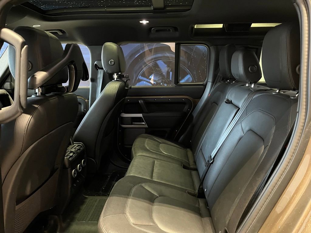 Used 2024 Land Rover Defender 110 X-Dynamic SE image 20