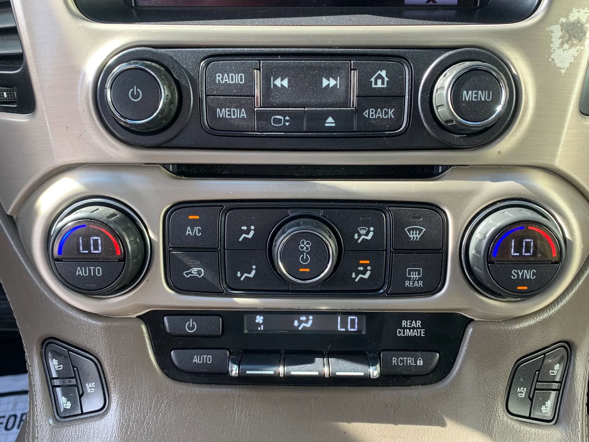 Used 2015 GMC Yukon XL Denali w/ Premium Package AWD/4WD image 29
