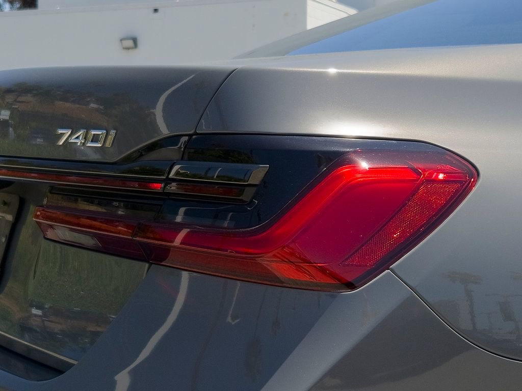 Used 2022 BMW 740i w/ M Sport Package RWD image 5