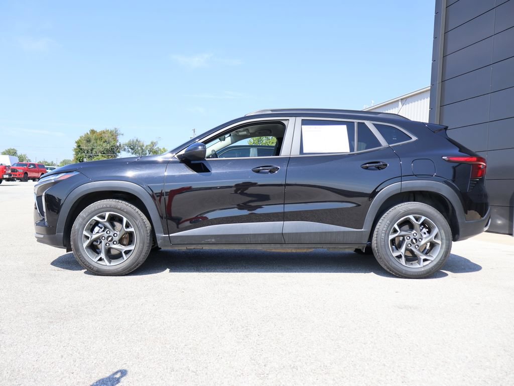 Used 2025 Chevrolet Trax LT FWD image 2