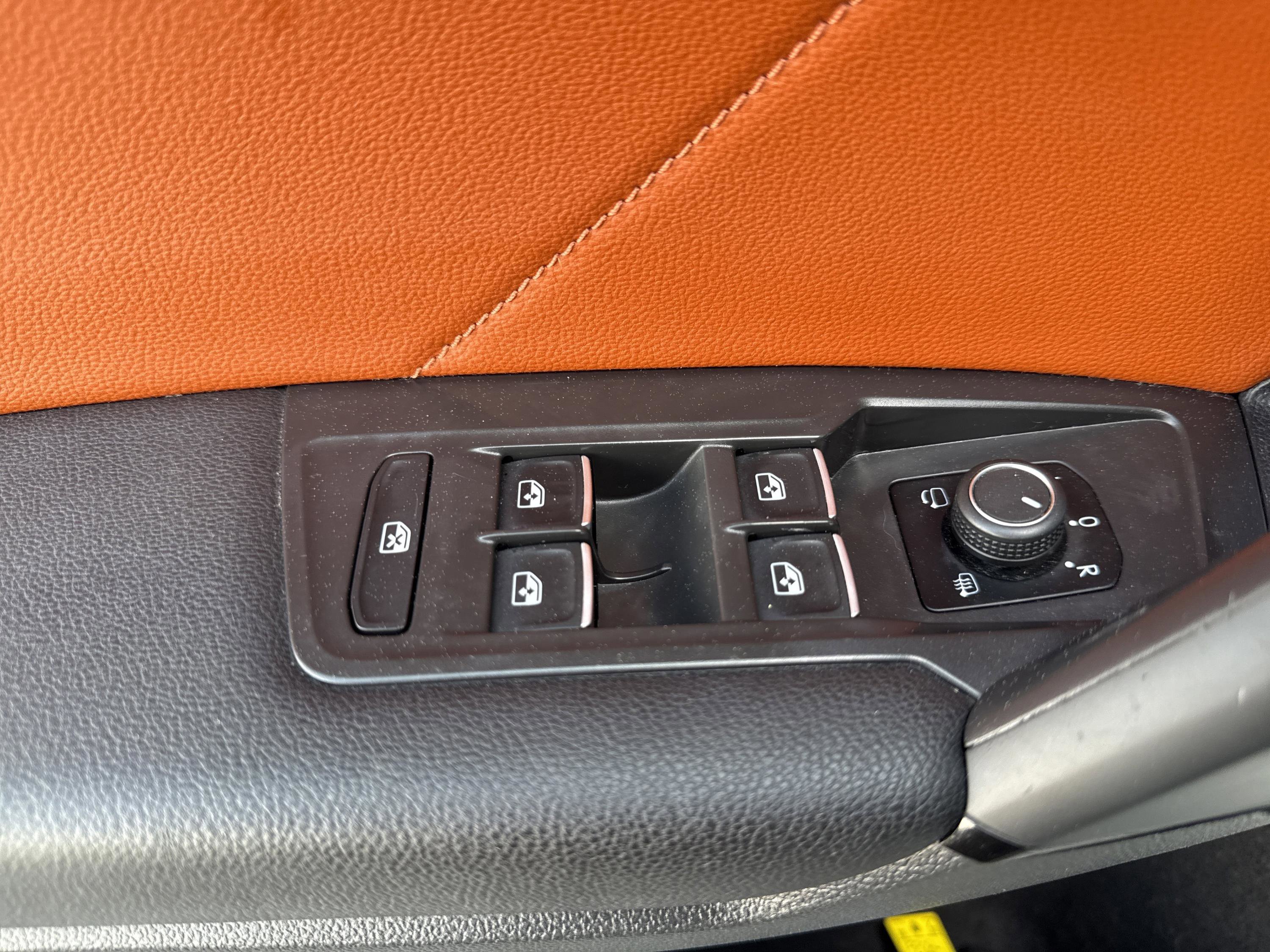 Used 2019 Volkswagen Tiguan SEL Premium image 38