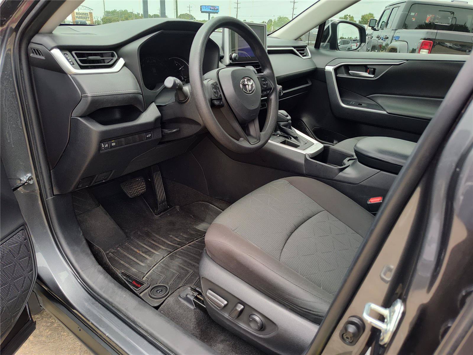 Used 2023 Toyota RAV4 XLE w/ Convenience Package FWD image 2