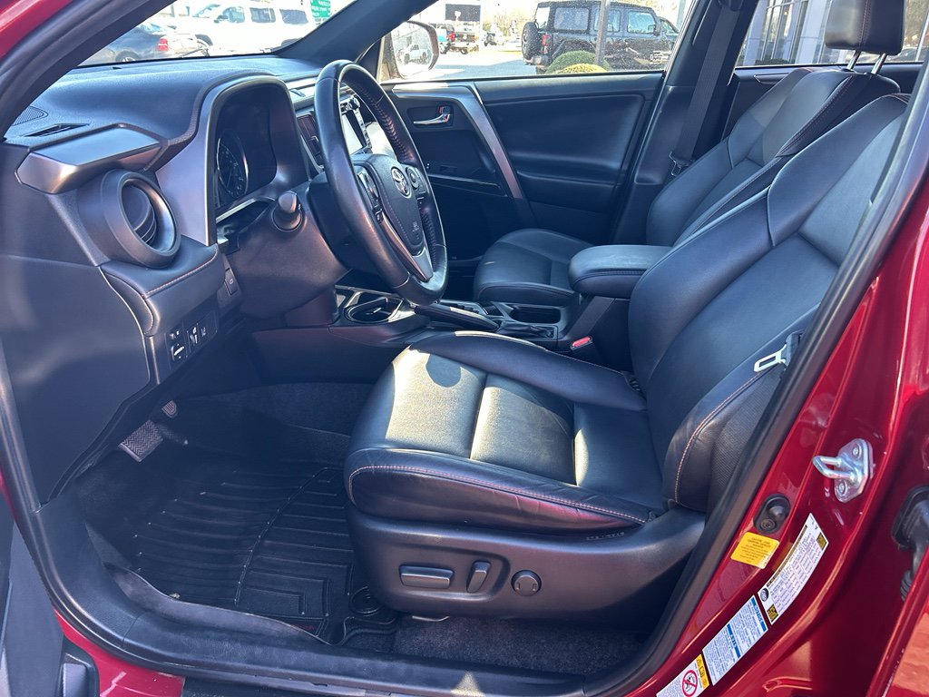Used 2018 Toyota RAV4 SE image 10