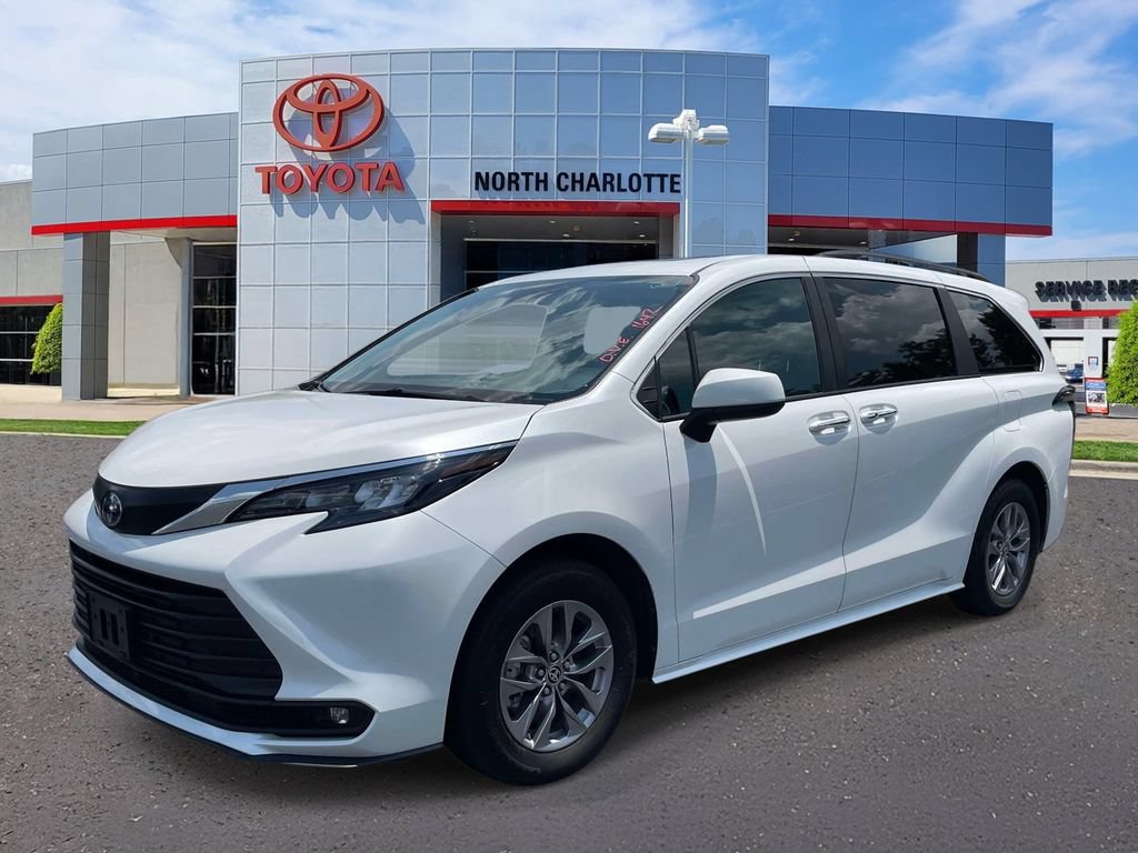 Used 2025 Toyota Sienna XLE FWD image 4