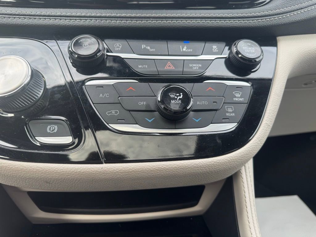 Used 2023 Chrysler Pacifica Limited image 18