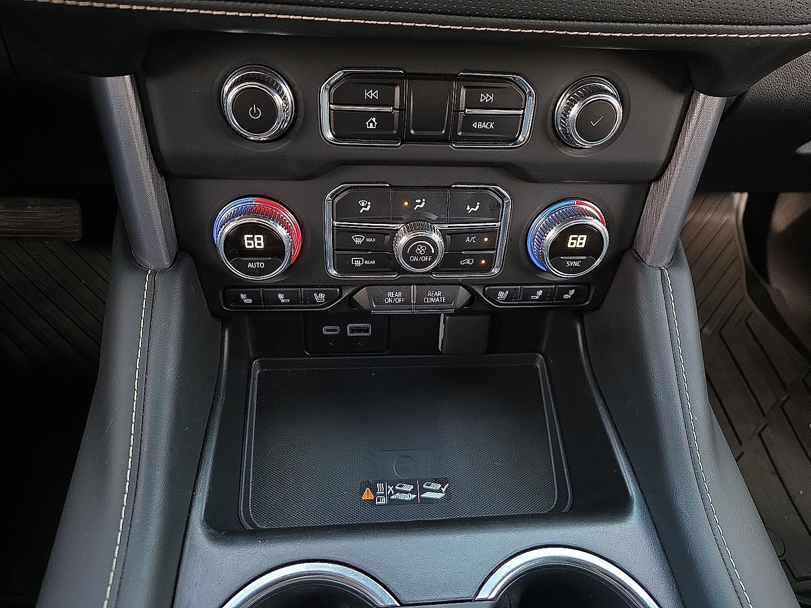 Used 2024 GMC Yukon SLT w/ SLT Luxury Package AWD/4WD image 18