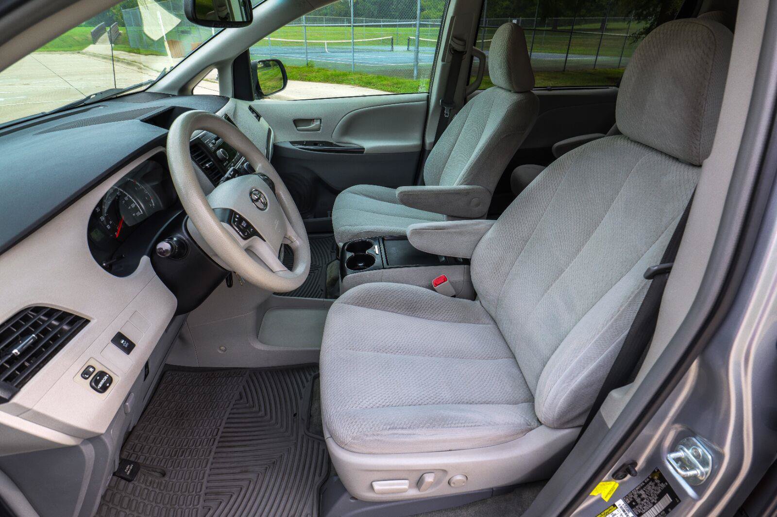 Used 2011 Toyota Sienna LE w/ Towing Pkg FWD image 30