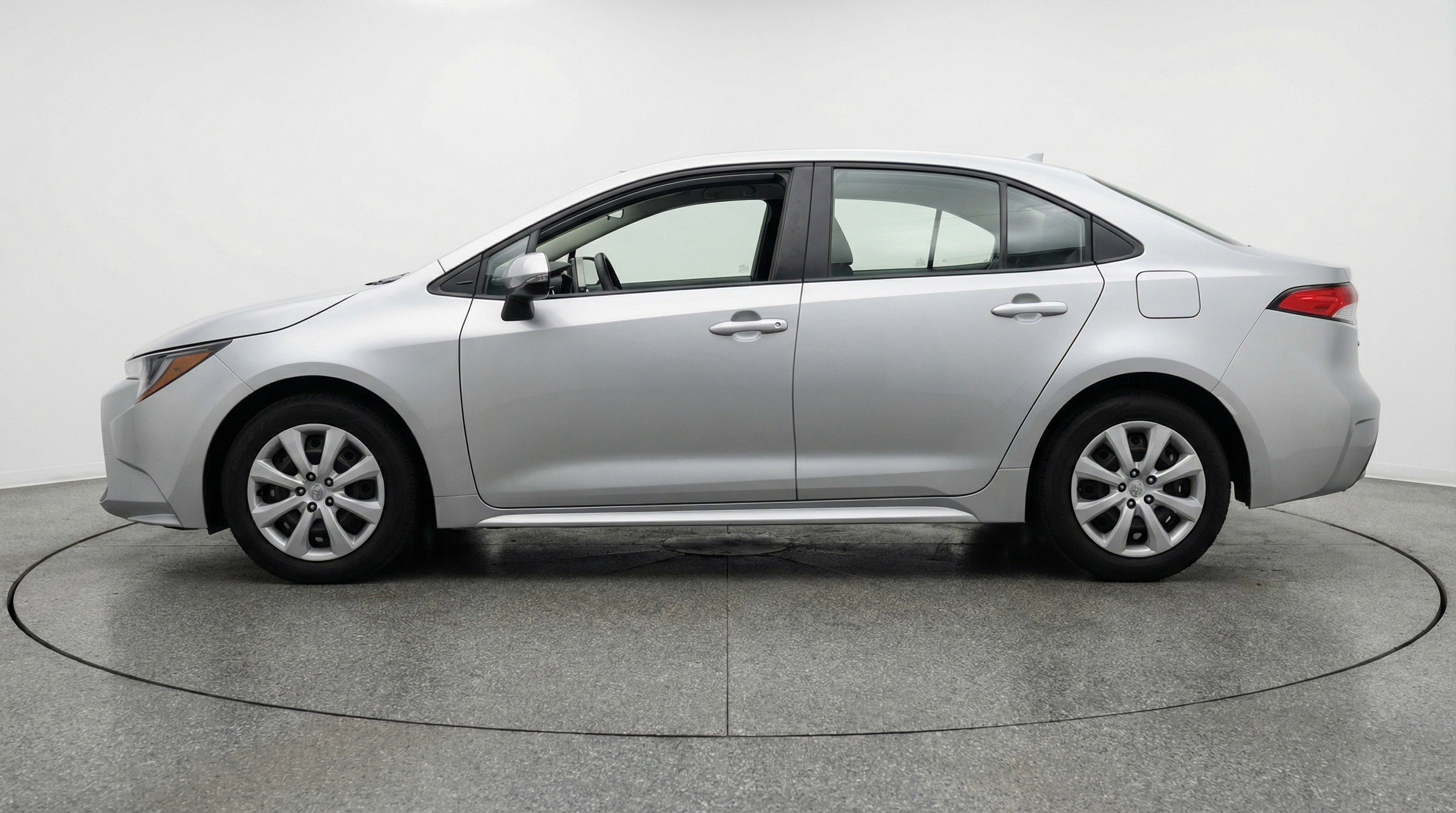 Used 2025 Toyota Corolla LE FWD image 5