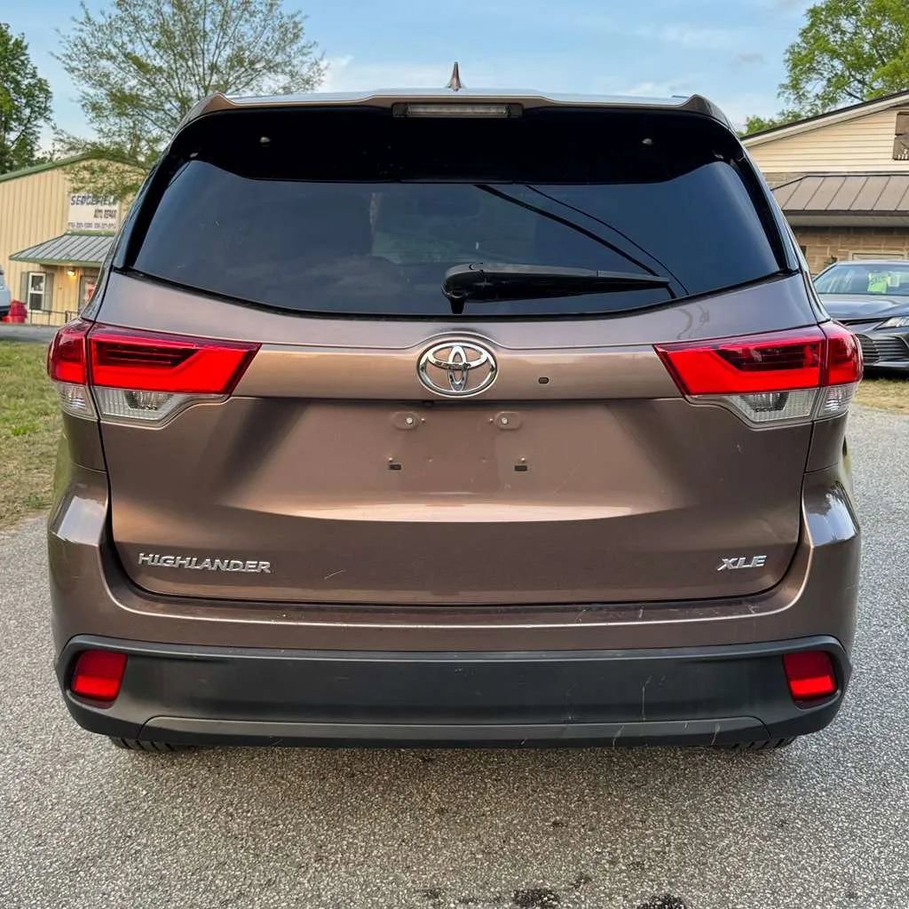 Used 2017 Toyota Highlander XLE FWD image 5