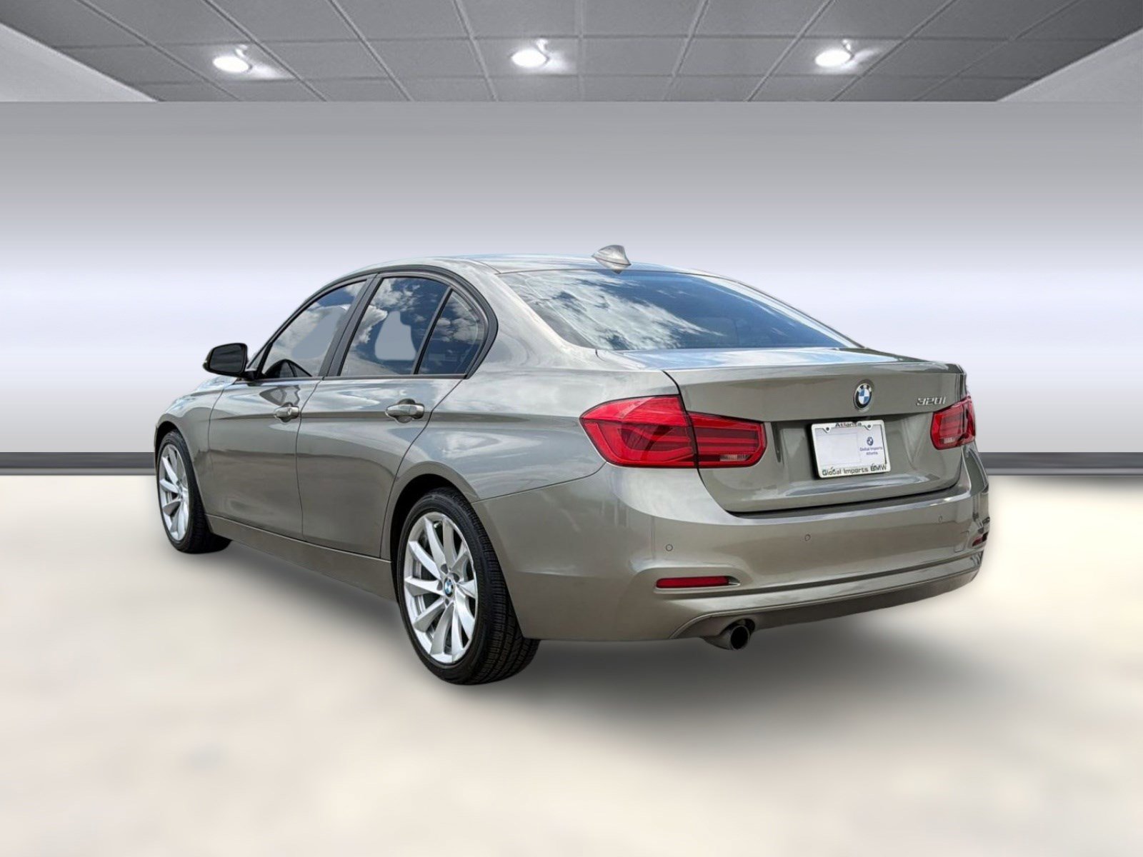 Used 2017 BMW 320i Sedan RWD image 3