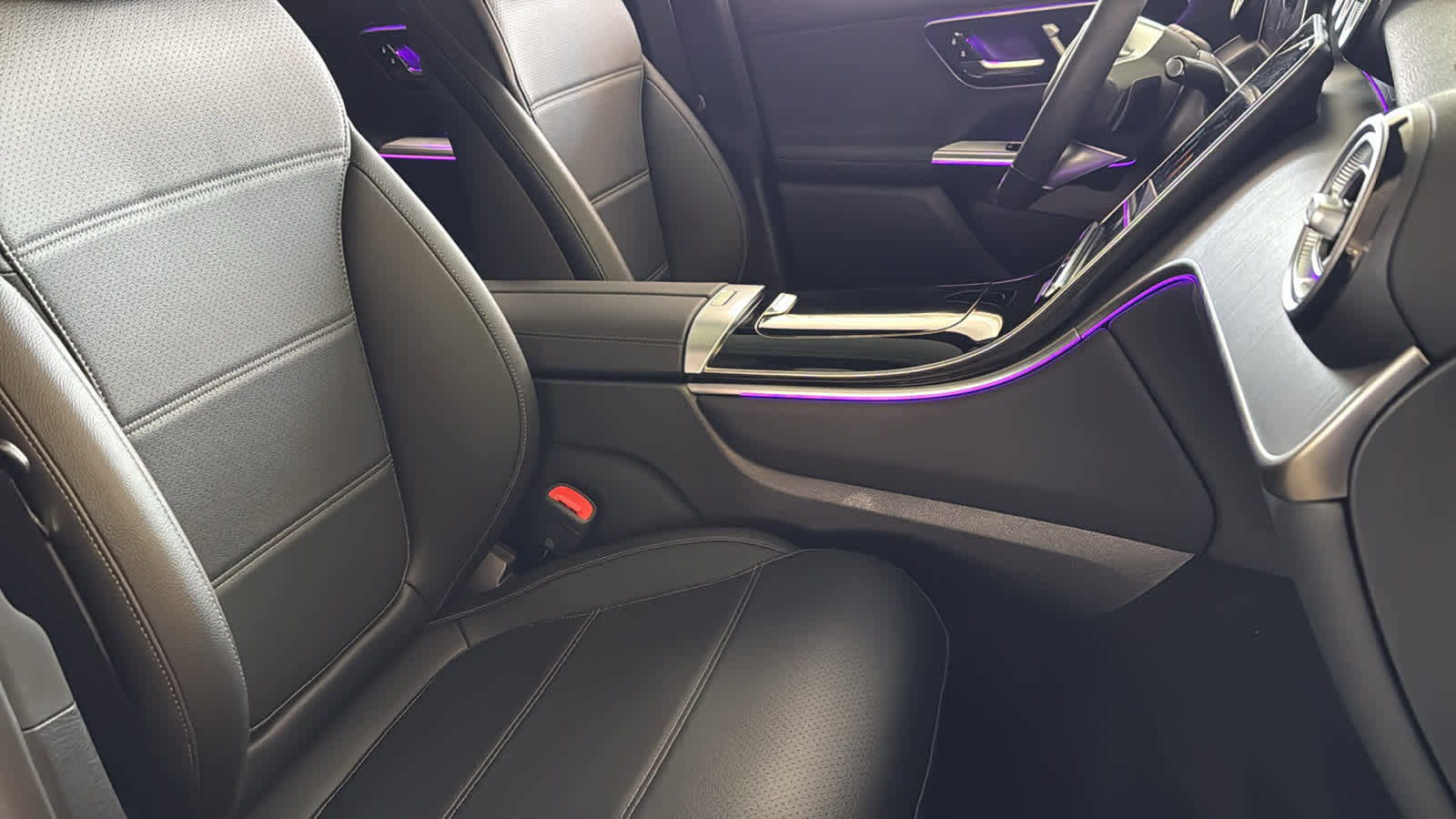 Used 2025 Mercedes-Benz GLC 300 4MATIC image 34