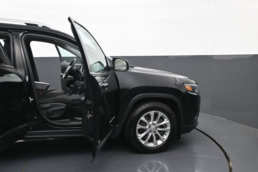 Used 2019 Jeep Cherokee Latitude w/ Popular Appearance Group FWD image 9