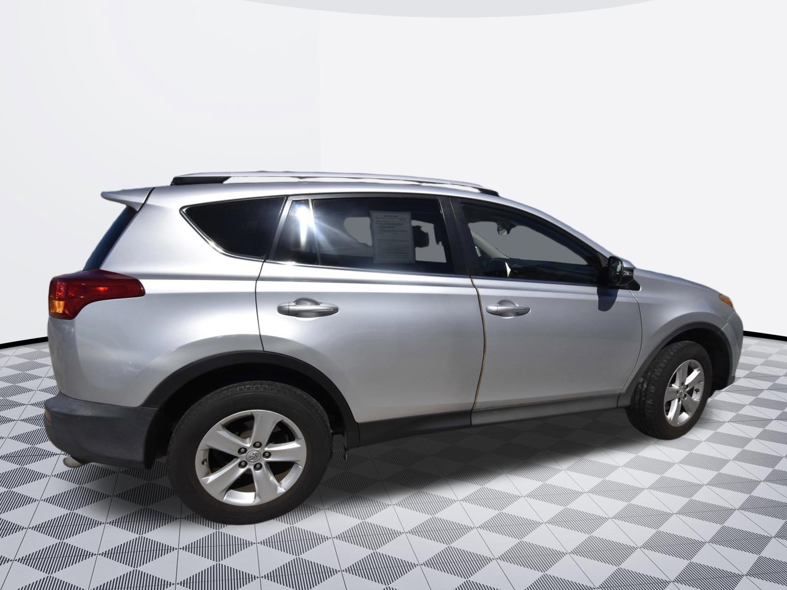 Used 2013 Toyota RAV4 XLE FWD image 5