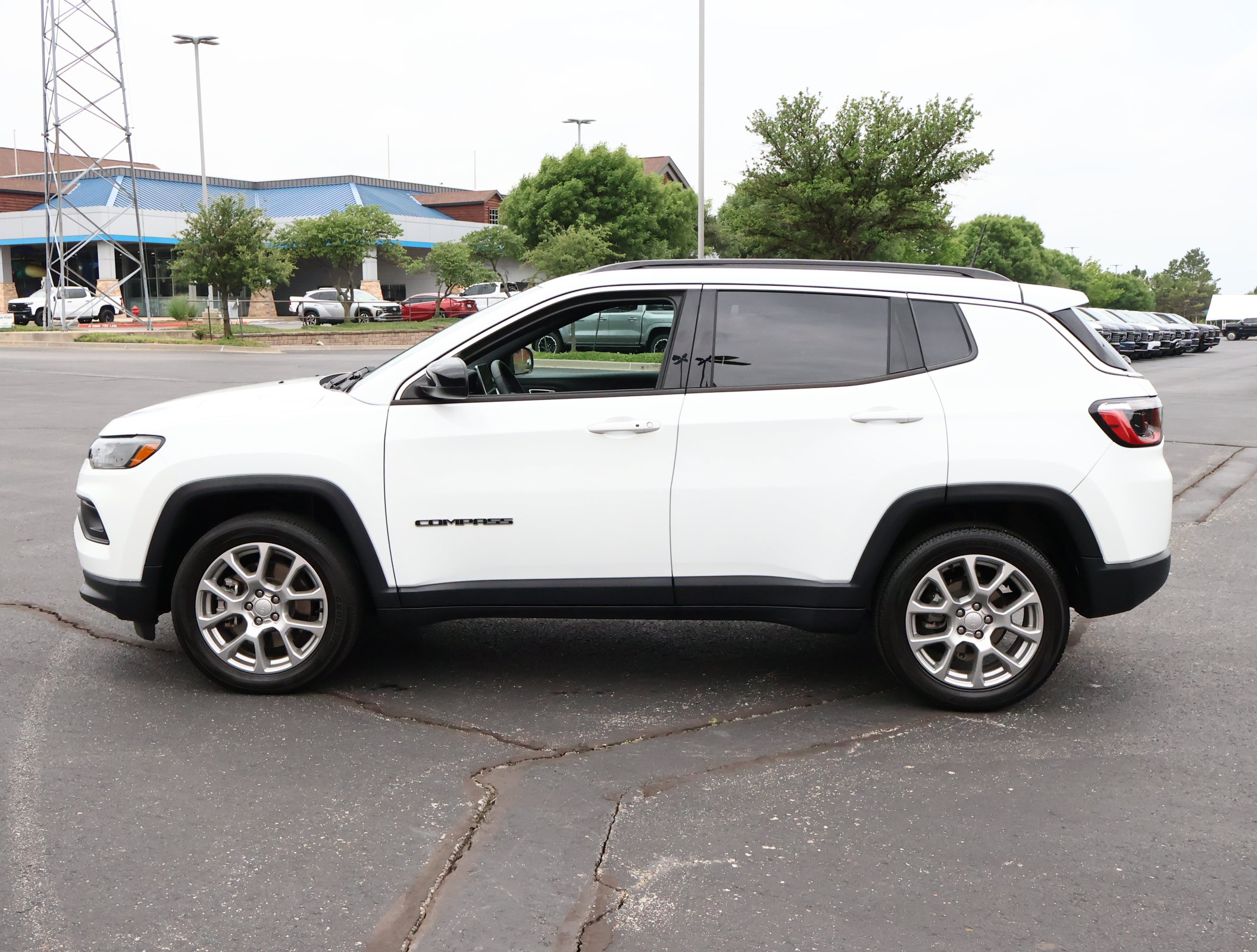 Used 2023 Jeep Compass Latitude AWD/4WD image 31