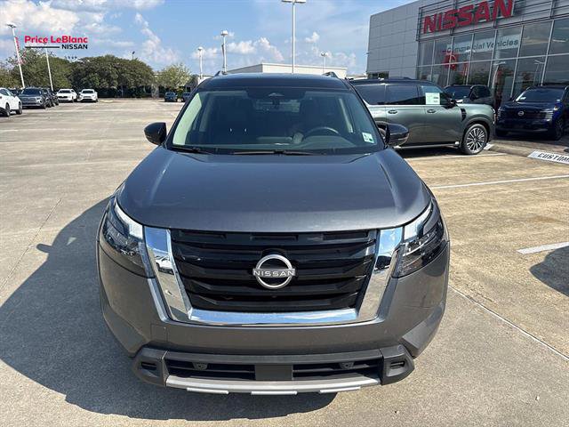 Used 2025 Nissan Pathfinder SL FWD image 2