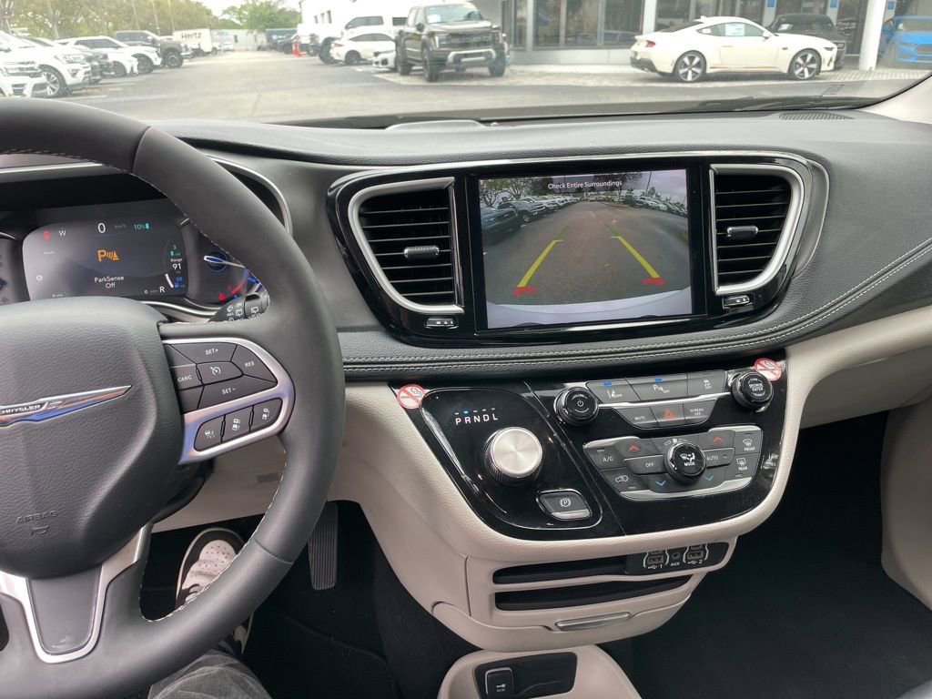 Used 2024 Chrysler Pacifica Select image 9