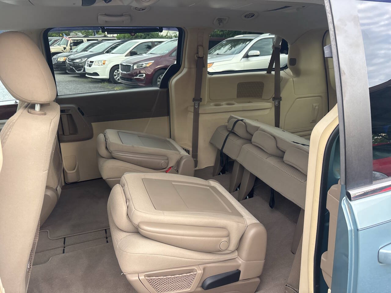 Used 2010 Chrysler Town & Country Touring w/ Entertainment Group #2 FWD image 12