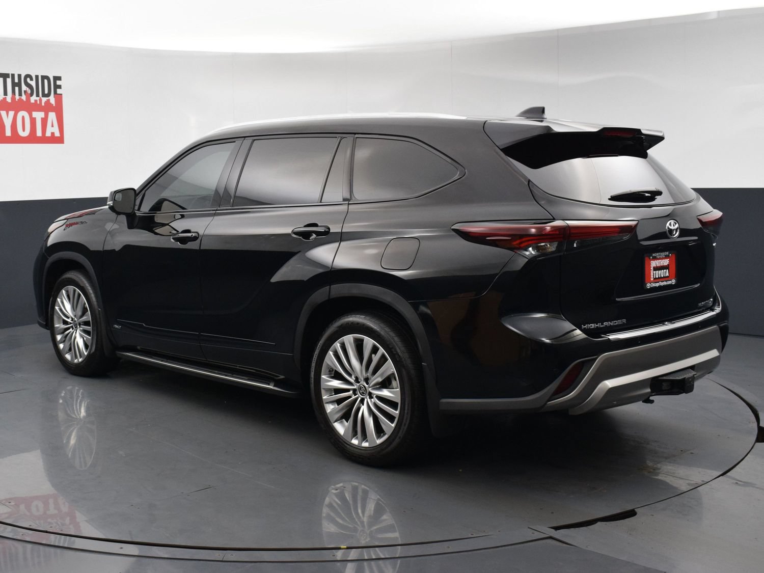 Used 2025 Toyota Highlander Platinum AWD/4WD image 3
