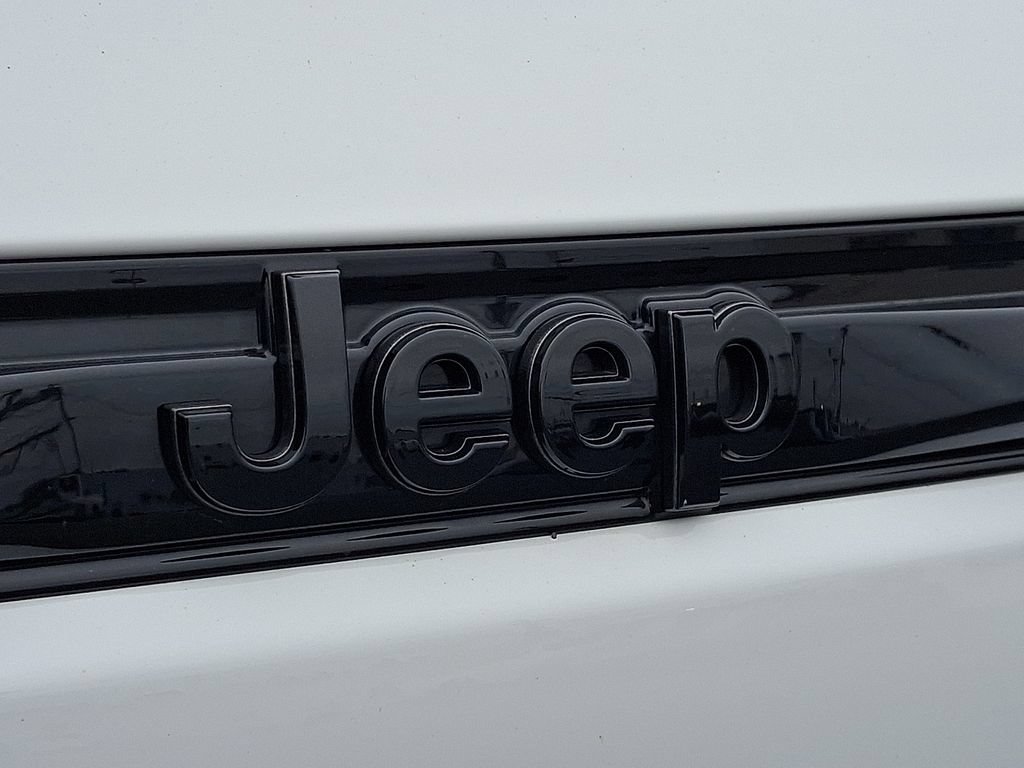 Used 2025 Jeep Grand Cherokee Altitude AWD/4WD image 34